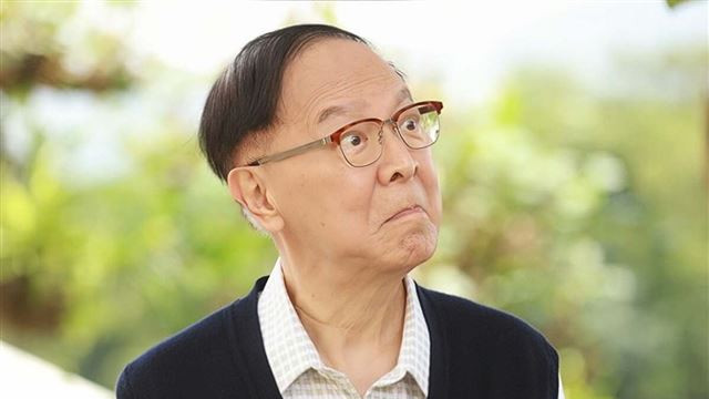 香港知名老戏骨入住养老院，患大肠癌坐轮椅，至今未婚无儿无女