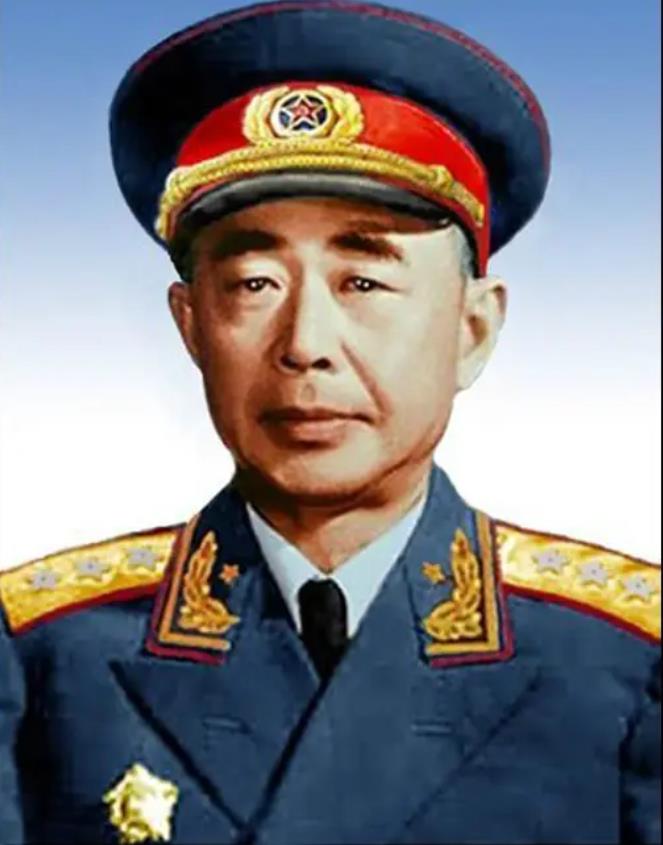 陈明仁把厨师送走的那天，政委陈仁麒差点气炸了，他一听说这事，二话没说，立刻叫上警