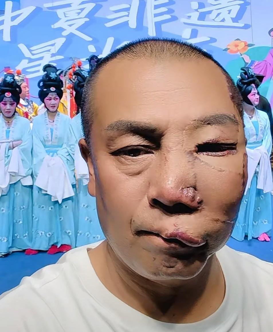安万刚开播直播间人数超7万！安万今晚开直播了，带领他的安万剧院全体演员与央视连麦