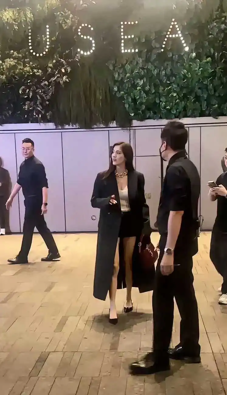 电视上看着一般般，真人巨漂亮。