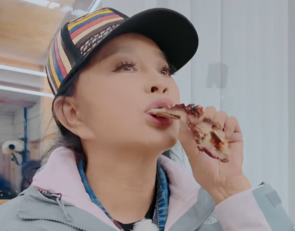 75岁的刘晓庆，自曝每顿至少吃一斤肉——所以她的身体好，不是没有原因的！

在《