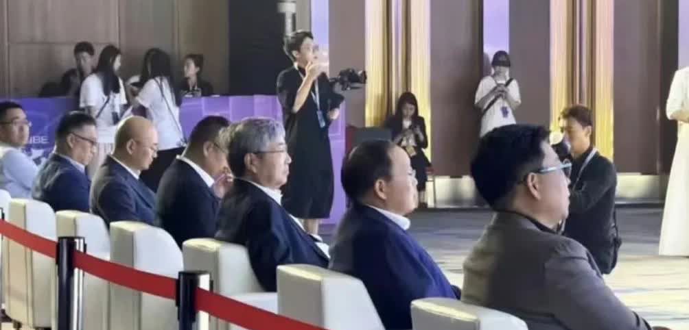 余承东冲击超豪的最简单路线，其实是让问界出一台问界M100。
以问界M9现在的