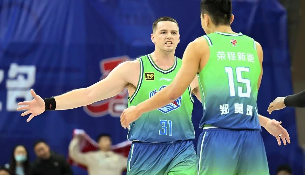 天津男篮与大外援大卫·詹姆斯成功续约，然而北京北控主教练张庆鹏对大卫·詹姆斯的追