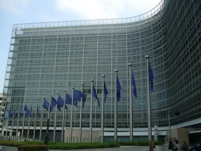 欧盟对美妥协！付出13500亿美元，并支付15%关税！

欧盟虽然一直很硬气，但