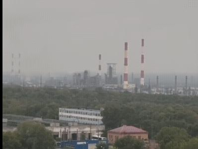 这炼油厂爆炸的威力太大了，像小型核爆一样。
           这是近日乌克兰