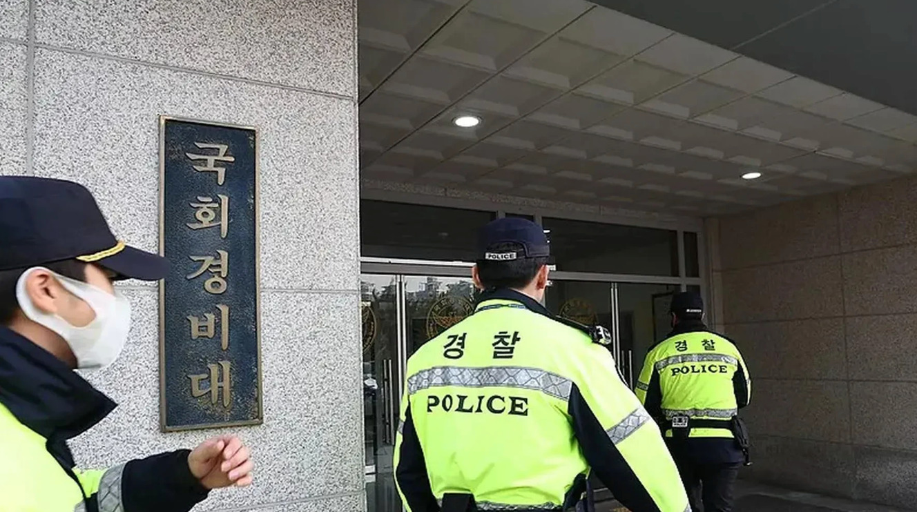 韩国警方搜查总统府











韩国警方突袭搜查前总统府邸！这案子扑朔