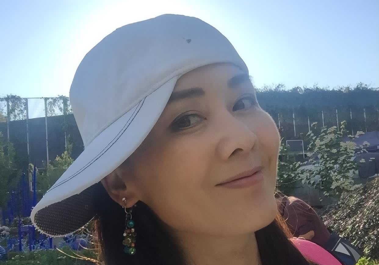 难怪她定居美国多年都不愿意回国了！二婚嫁世界冠军，住着带花园的大别墅，日常呼朋唤