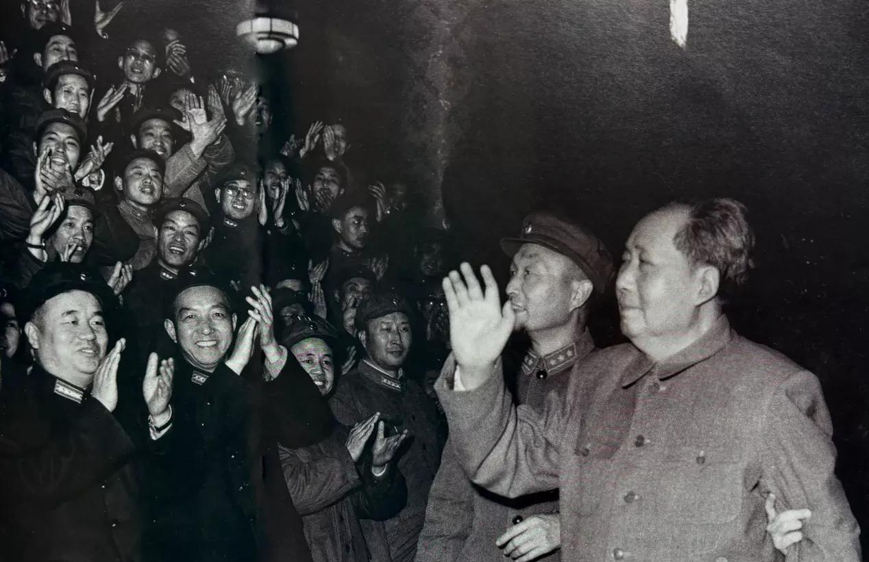 60年代，毛主席视察解放军报社，接见全体成员，亲切交谈，笑容满面，举止温柔，合影