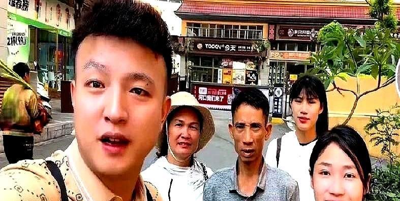 小松和秋秋在中国治病，小叔也跟来中国。
看到小叔坐在那儿拉着一张脸，不知道的还以