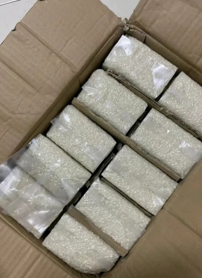 快过年了家里大扫除，在阳台的角落里竟然发现了一箱大米，赶紧搬出来看了一下生产日期