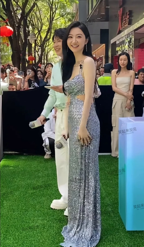 感觉演员景甜真是靠长相成名的，她长相要比她演技强很多，脸蛋的确很美，大眼睛忽闪忽