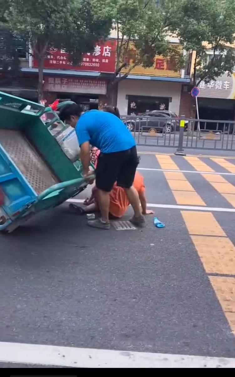 这位小伙子就是不懂事，不是你撞的，你非要扶起来，现在好了吧，跑不了了吧，有人作证