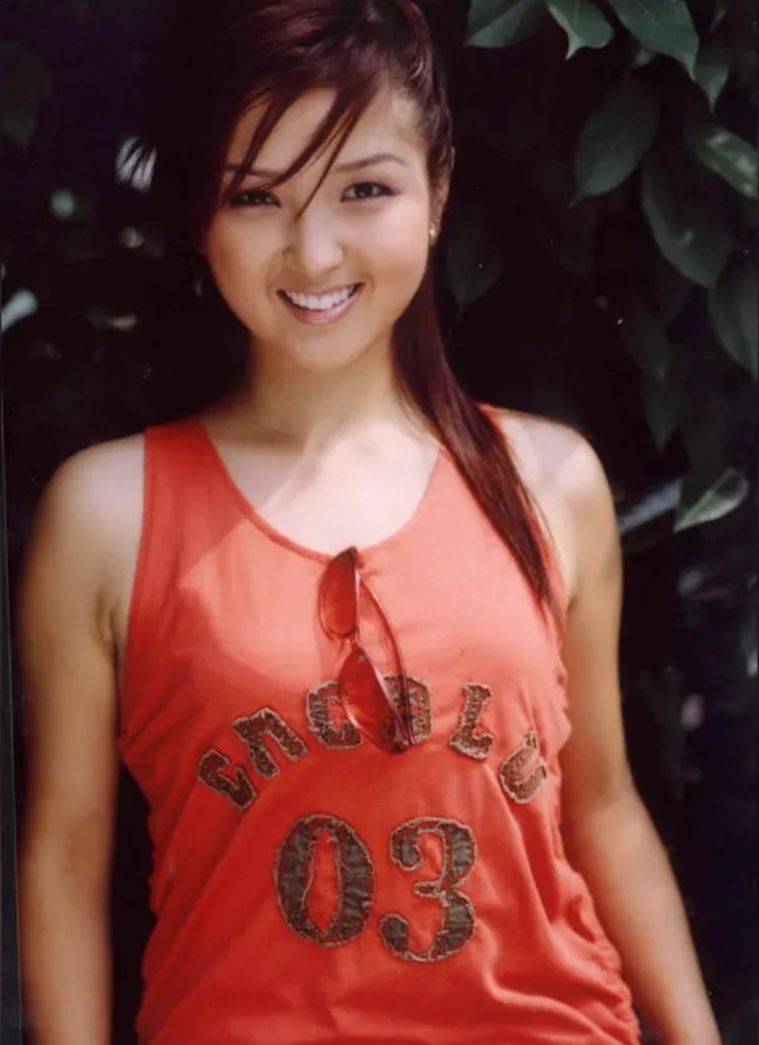 39岁何洁不忍直视，腋下勒出副乳肚子三层肉，要养4个娃操劳疲惫