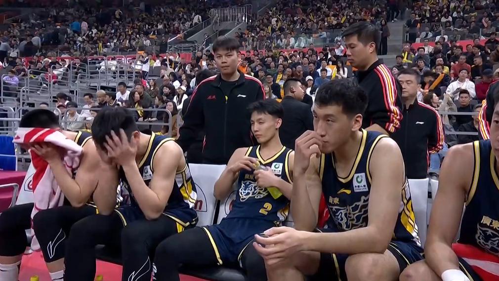 输40分！全员低迷徐杰最差，上海全员满分，狠人卢伟送杜锋赛季最大惨案