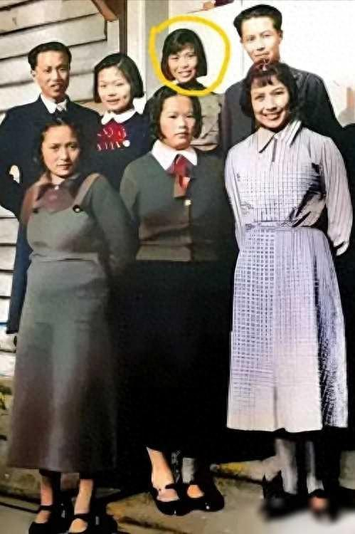 年轻时的贺子珍真美，五官清秀，眉宇间有一股男儿般的英气
1927年，毛泽东在中国