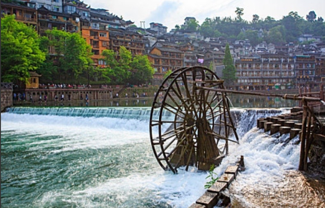 水往下流的时候，可以带着这水车转动，水车带着机器转，电就产生了，这就叫“水力发电