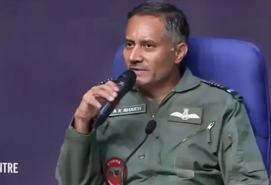 印度空军中将AK Bharti在新闻发布会上说：“无论我们选择何种方法、何种手段