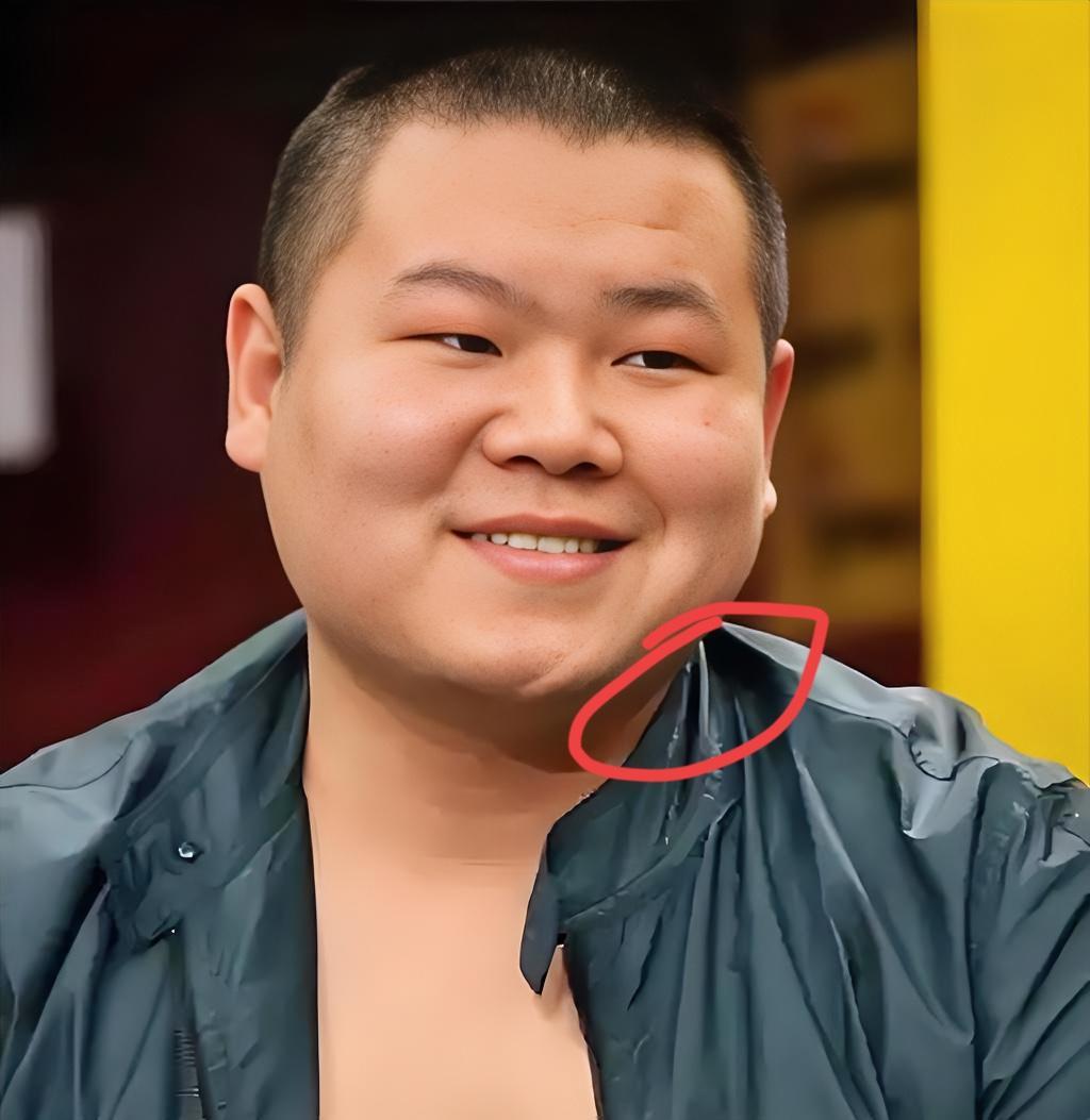 看来不止演员行业不好干，
连相声这行也不行了，
岳云鹏作为德云社的相声大师，他竟