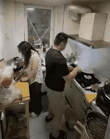 自私与否？在一刹那间暴露无遗。
一天，小两口在厨房间做菜，老公在灶上忙碌地烧菜，