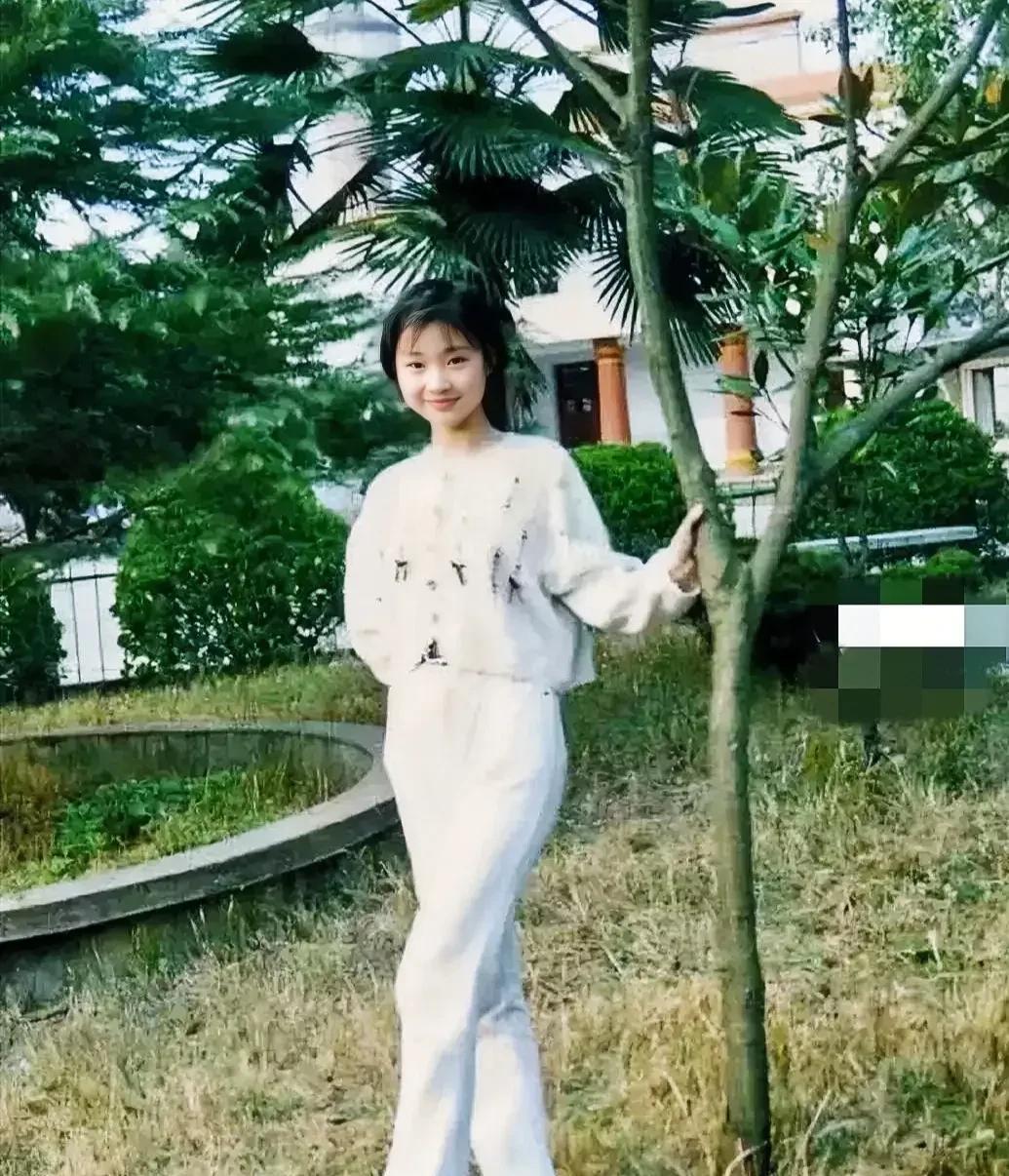 1996年，广州一所高中学校，“宅男女神”柳岩在校园里的留影旧照，那时候柳岩十六
