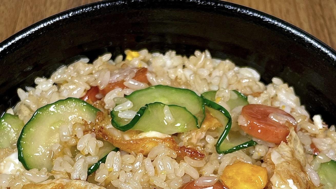 火腿肠黄瓜炒蛋饭：10分钟把“彩虹”扔进锅里，炒出发光的幸福盖饭！