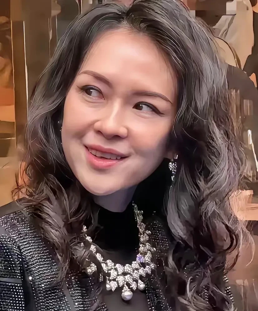 章子怡现身成都状态引热议











不敢相信！曾经的国际巨星章子怡，
