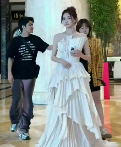 苗苗是我见过唯一一个，生了三个孩子，身上却没有一丝妈味儿的人 ​​​