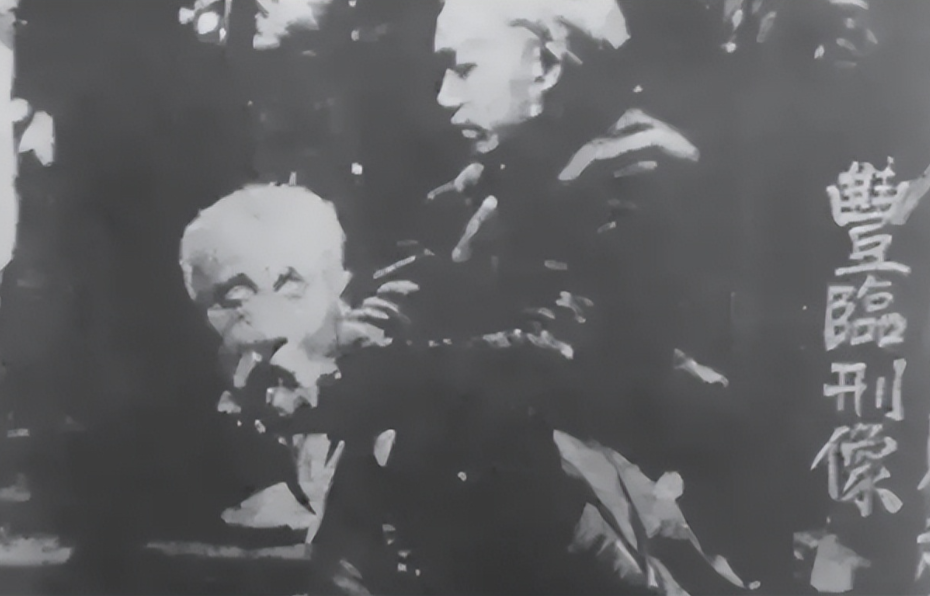 1911年，四川总督赵尔丰被砍下脑袋后，其头颅被悬挂城门示众。

他到底做了什么