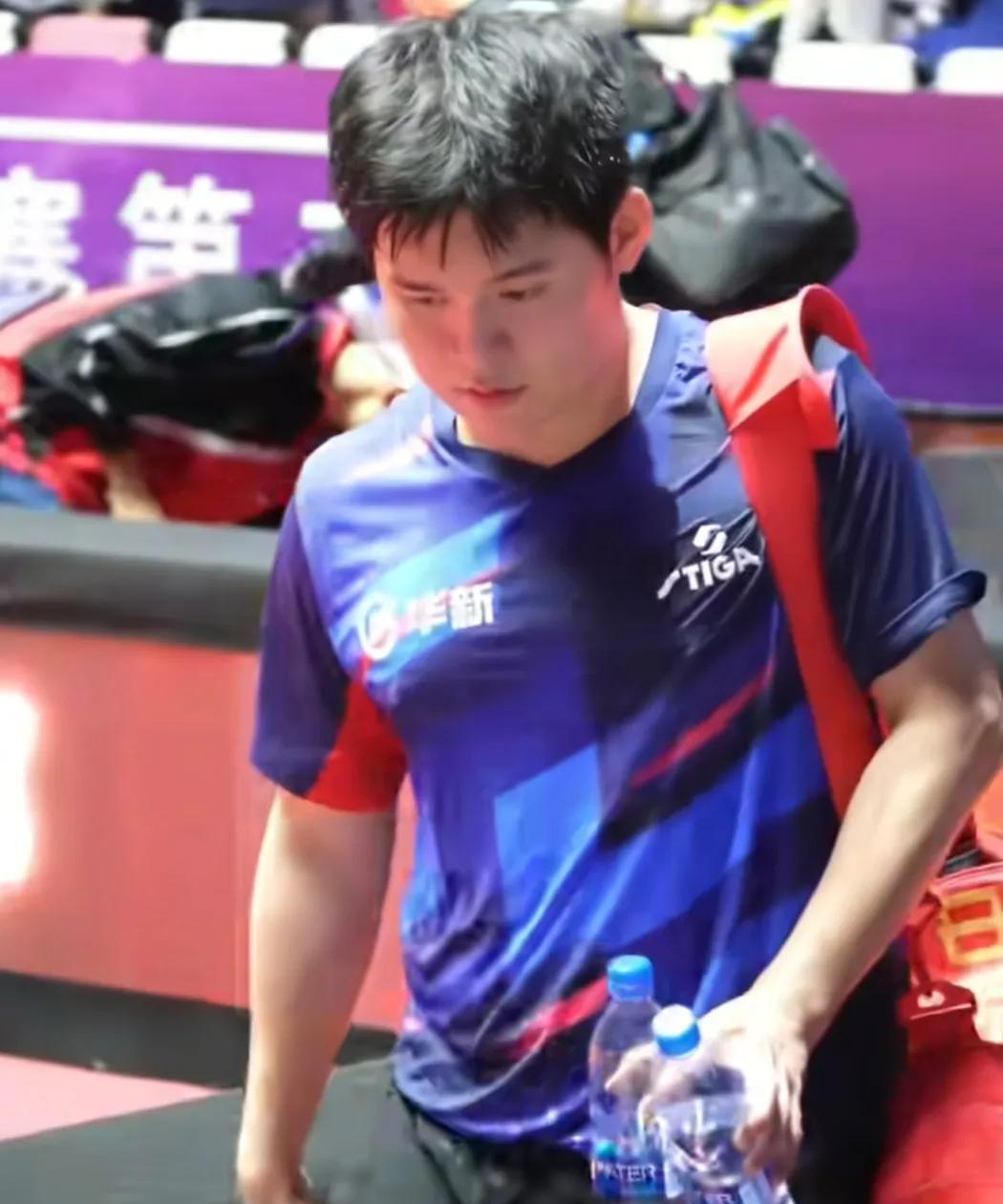 乒超首秀林诗栋一个人连丢两分，网友表示他可是国乒男队扛大旗的，这状态令人堪忧啊！