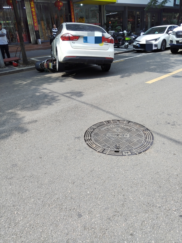 打瞌睡了搞错油门了
这样没事吧会不会扣分了没有睡好，还好电瓶车人没事他跑了他说吓