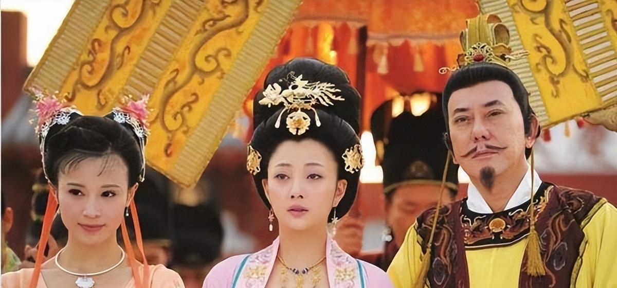 公元737年，52岁的唐玄宗，看中20多岁的儿媳杨玉环。唐玄宗把儿子叫来，说：“