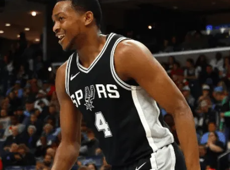 NBA常规赛，马刺以135-126战胜老鹰。
本场比赛，马刺球员达龙-福克斯出战