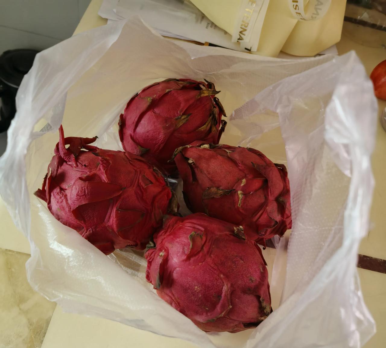 今天去菜市场买菜，刚走到入口处，发现这里有一档不仅卖菜还卖水果，其中，火龙果的售