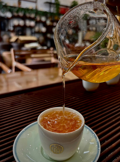  “谷雨，是春天的告别，也是夏天的请柬。”雨生百谷，万物逢春，愿雨落福至，所念皆