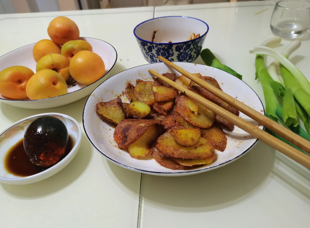 儿媳妇昨天在家族群讲，月嫂订好了，26 天 13800 元，原本打算请 100 
