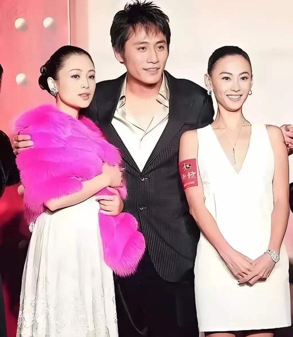都说张柏芝的五官是360度无死角的美，可这样一对比，还是左边这一位好看一些。
不