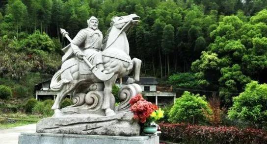 1450年，被瓦剌俘虏的明英宗朱祁镇终于回宫，在人群中，他一眼就看到了钱皇后，跛