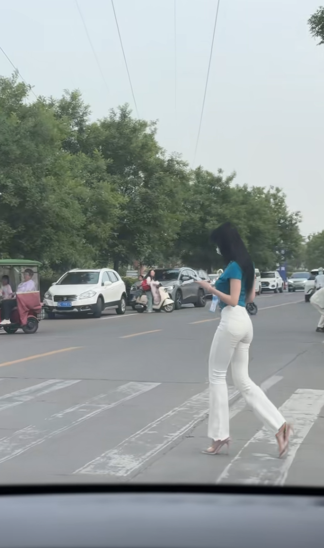 每次过马路都好紧张，感觉司机都在看着我，都不知道该怎么走了