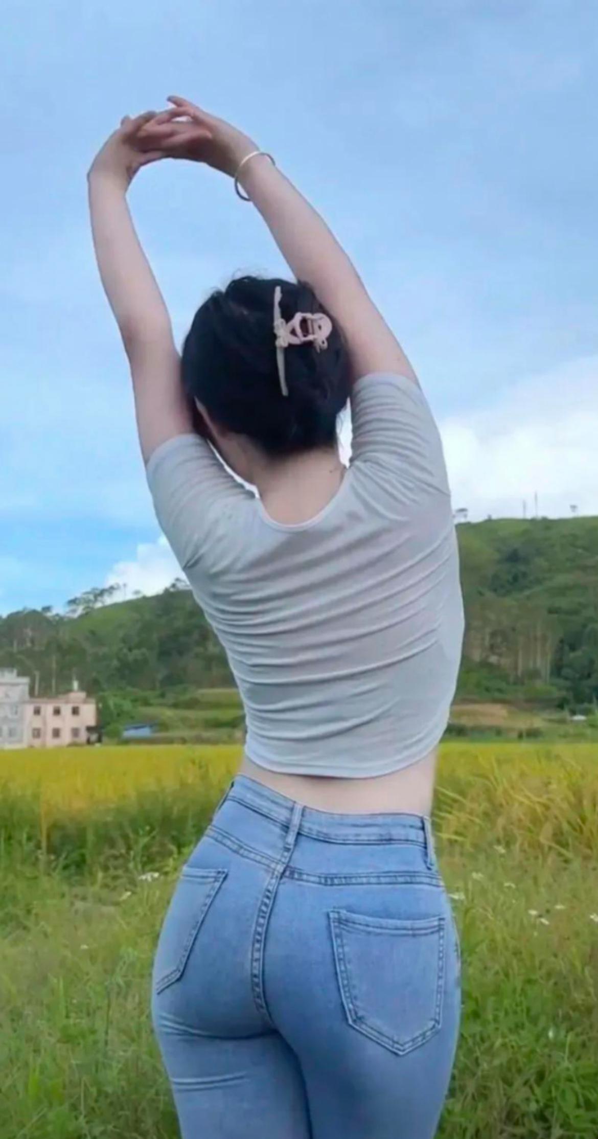 在田野里伸个懒腰，拥抱清新空气，生活就是一次次的放松与呼吸。