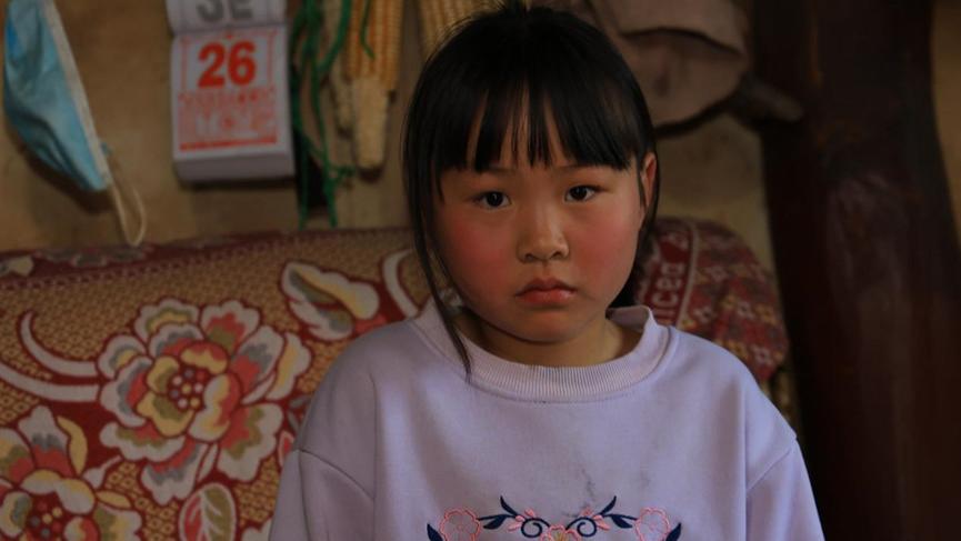 命运的玩笑，女童生日当天父亲买蛋糕途中离世，妈妈走后她从此生日没快乐过