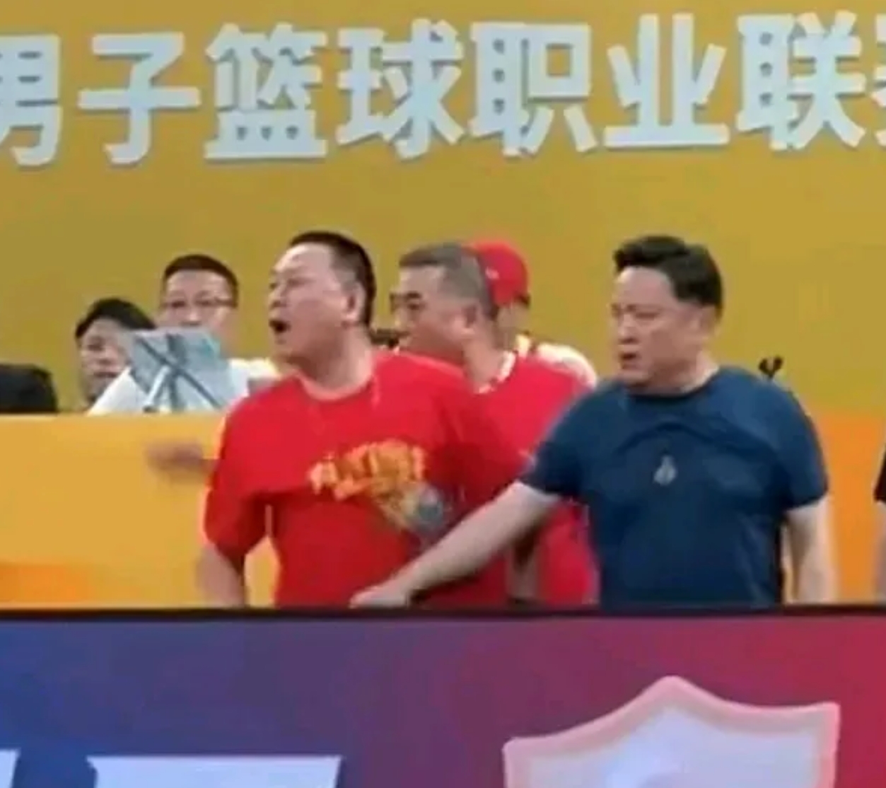 昨晚广厦和北京的G5大战看得我血压飙升，这剧本比宫斗剧还刺激啊！广厦老板在技术台