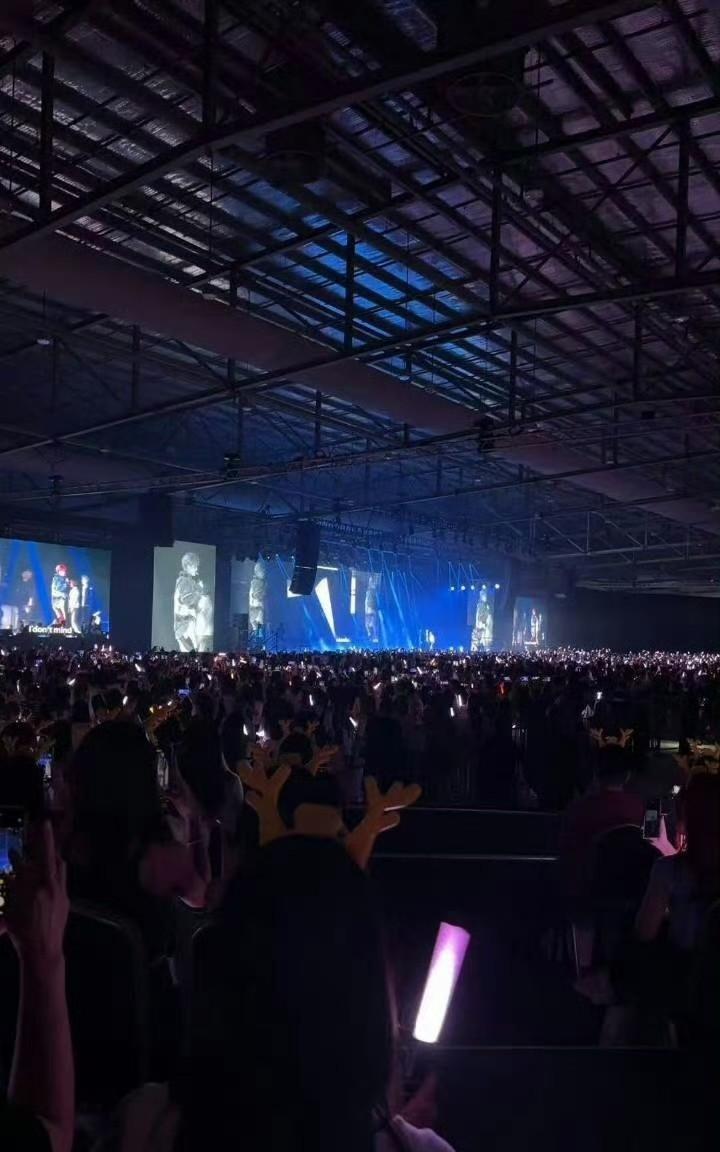 鹿晗新加坡演唱会太火了！现场人坐得满满当当，这可是海外第一场，鹿晗这国际巨星的排