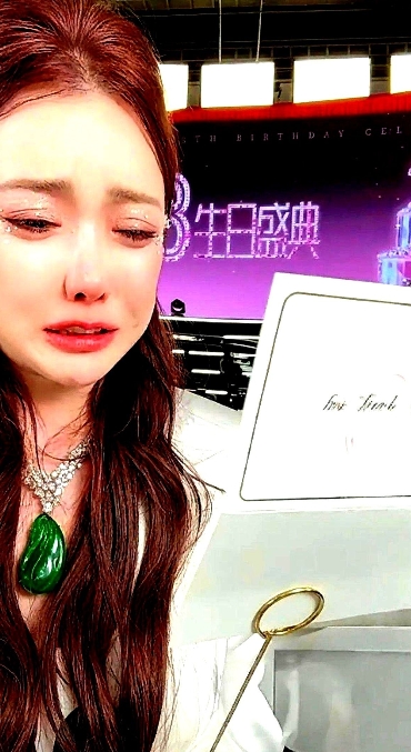 蛋蛋昨天带货总销售额12亿，面对如此高的销售额，大家都以为蛋蛋会很开心，但她却在