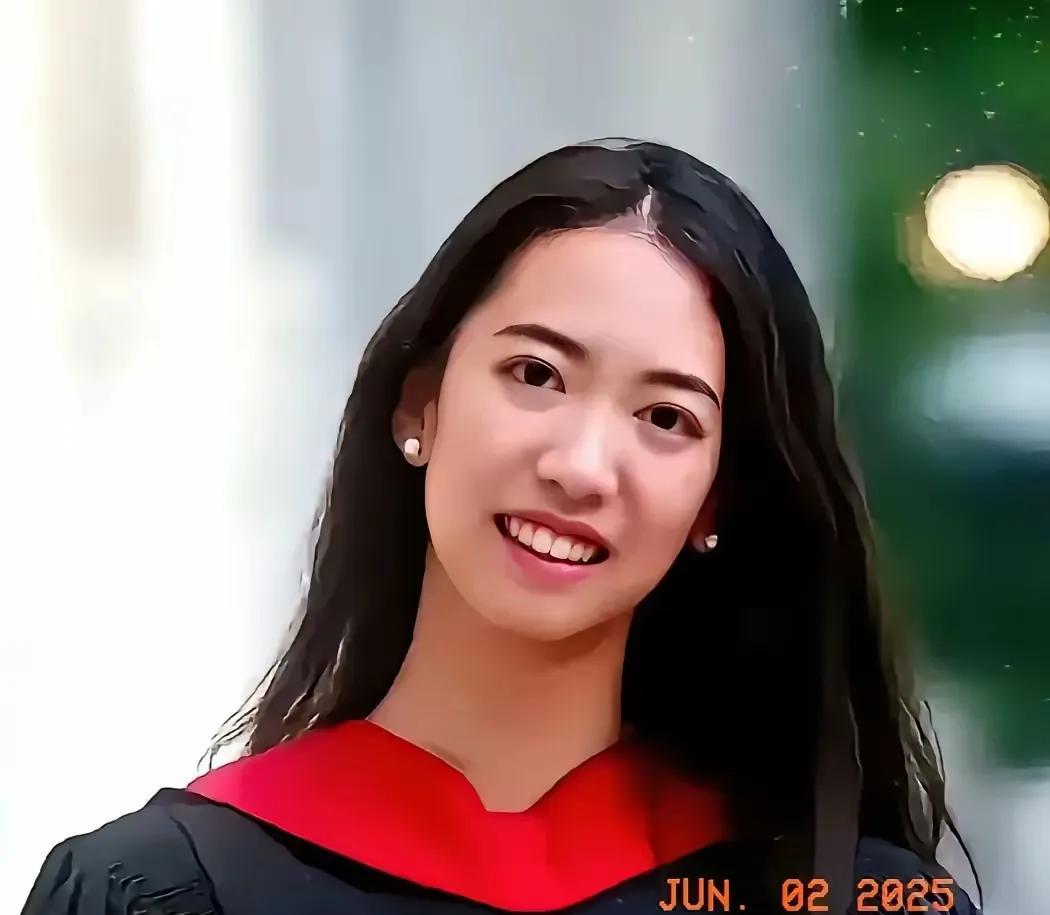 【她的背景】
她站在哈佛大学毕业典礼的讲台。
她的背景被深挖出来，她是靠推荐人的