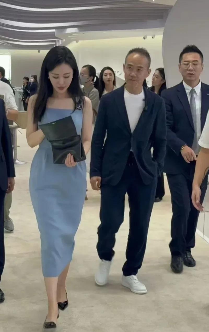 我发现，田朴珺是是一个非常“精明”的人！
看她和王石视察万科时，自己身穿一袭蓝色