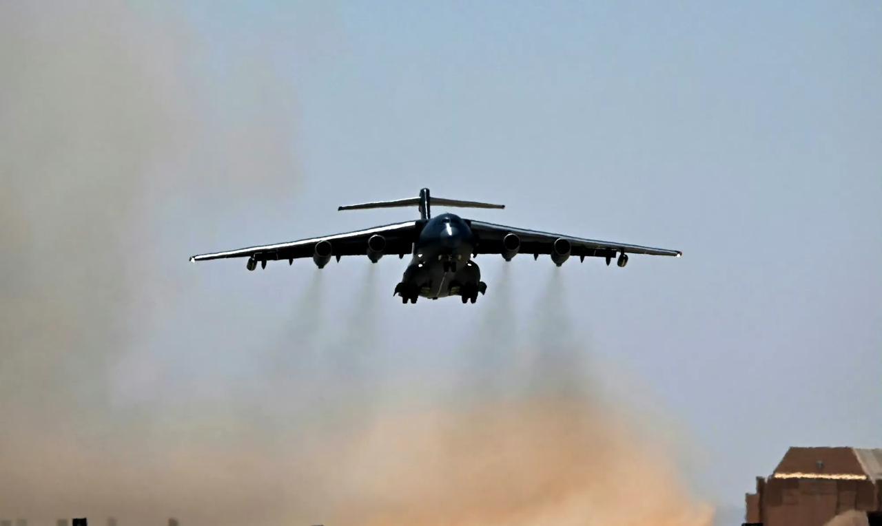 文明之鹰-2025空军联合训练，在埃及空军瓦迪阿布里什基地迎来训练日，此次东大派