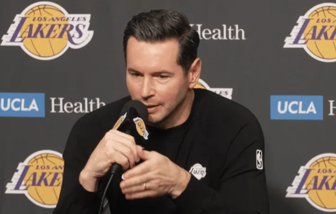 NBA常规赛，湖人对阵灰熊的比赛。赛前湖人主帅JJ-雷迪克接受了记者采访，谈到了