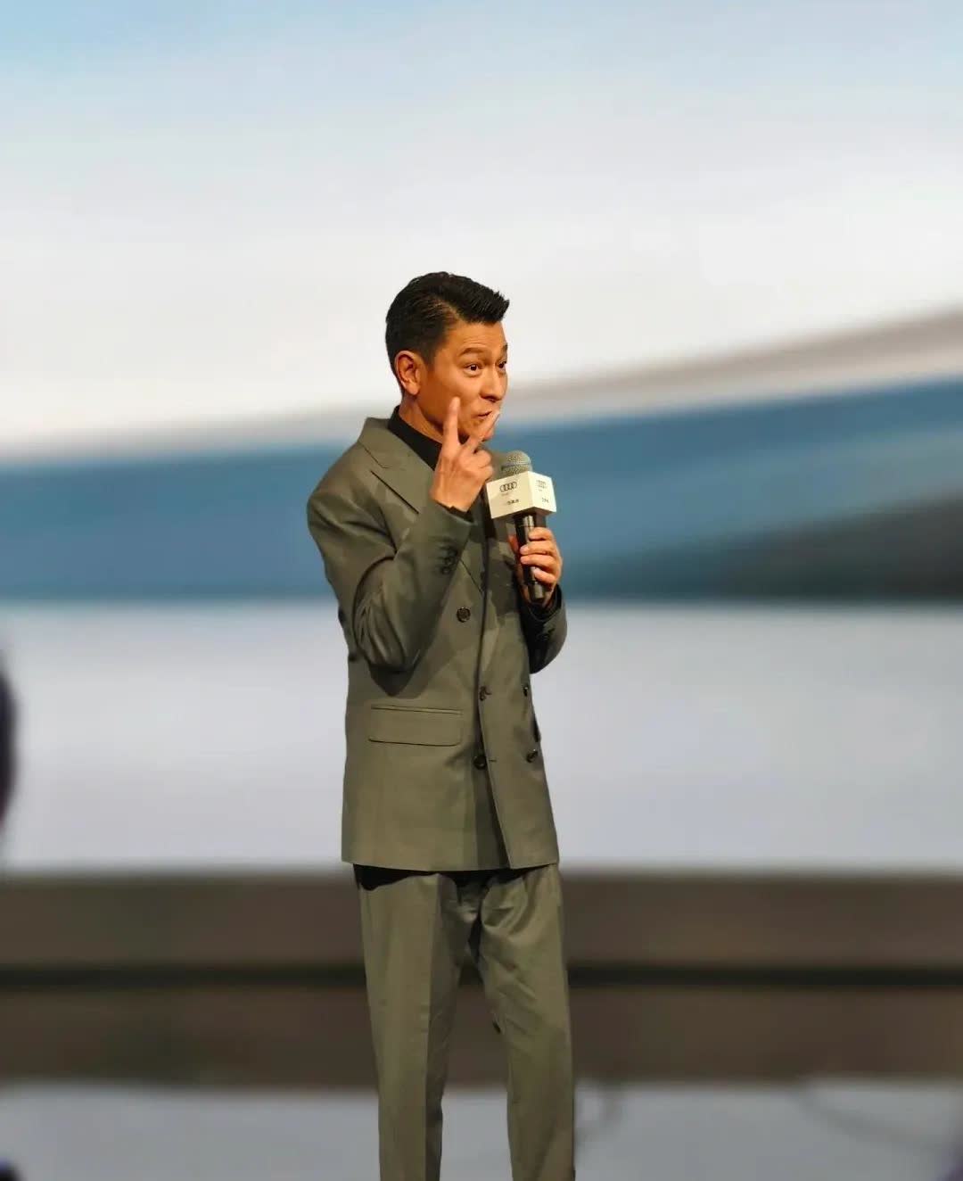 为啥近几年 ，华仔的西装都这么难看 ，感觉很大的 ，不精神啊 [笑哭]