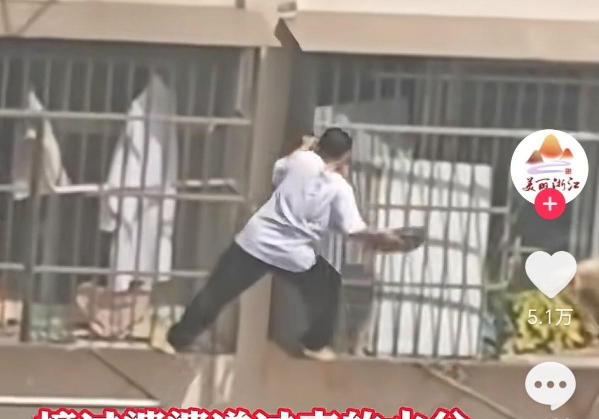 都说远亲不如近邻，老话诚不欺我！
近日，安徽安庆，一女子跟婆婆在家，突然发现隔壁