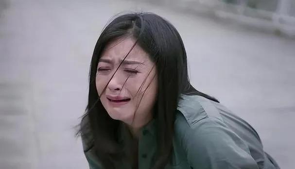 本以为演员假哭只要不穿帮就行，没想到蒋欣的演技让假哭演员羞愧！ 她一哭，情感真挚